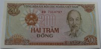 Банкнота 200 донгов 1987г. Вьетнам. Трактор, состояние UNC - Мир монет