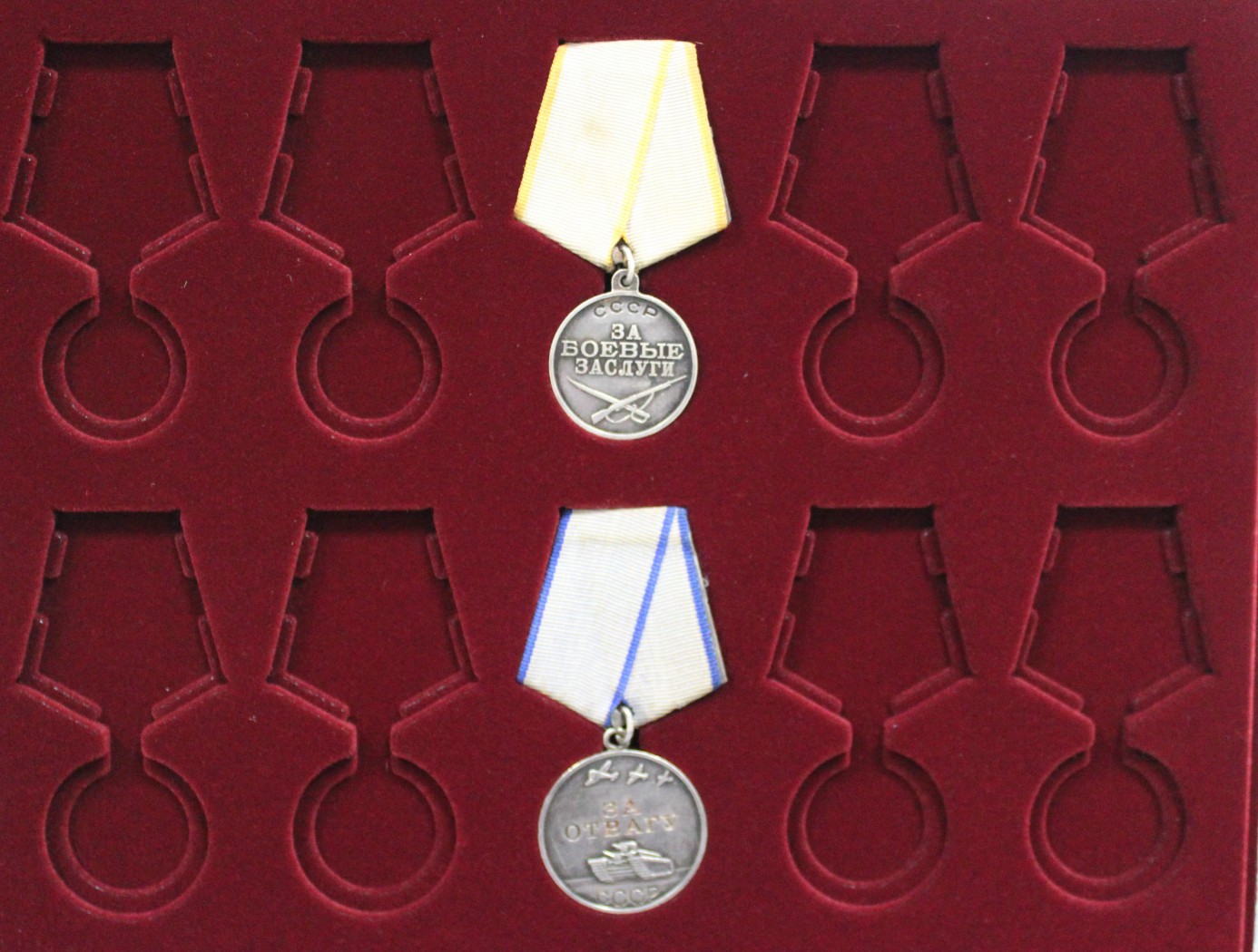 Медаль пятерка. Планшет для 12 медалей d-37 мм с пятиугольной колодкой. Медаль 32мм с пятиугольной колодкой. Пятиугольная колодка для медали. Планшеты для значков и медалей.
