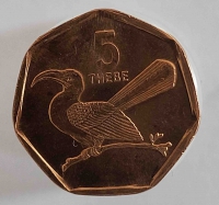 5 тхебе 1998г. Ботсвана. Птица Токо, состояние UNC - Мир монет