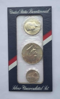Набор из 3х монет 1976г. ( 1 доллар, 1/2 доллара 1/4 доллара) в подарочной упаковке " 200 лет США", серебро 0,400, состояние UNC - Мир монет