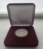 Футляр замшевый  (92х92х36мм) для одной монеты в капсуле, диаметр ячейки 46 мм-для серебряных 3 рубля в новых капсулах ,  темно-бордовый. - Мир монет
