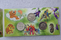 Подарок  из 3 мультиков : Маша и медведь  , Фиксики, Веселая карусель , в капсульном планшете. - Мир монет