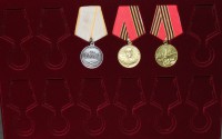 Планшет  с крышкой (222х333х13мм) для 12 медалей СССР и РФ,  диаметром 32мм с пятиугольной колодкой-очень удобно брать с собой  награды и фото для участии в ежегодной акции памяти- Бессмертный Полк. - Мир монет