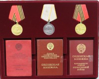 Планшет  с крышкой(234х296х12мм) под 3 медали СССР и РФ, диаметром 32мм с пятиугольной колодкой и 3 удостоверения- очень удобно брать с собой награды, удостоверения и фото для участия в ежегодной акции памяти- Бессмертный Полк. - Мир монет