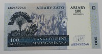Банкнота  100 ариари 2004г. Мадагаскар. Вулкан, состояние UNC. - Мир монет