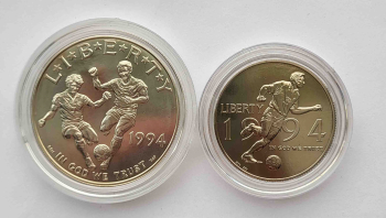Набор из 1 доллара  и 50 центов 1994г. США. Чемпионат мира ФИФА в США 1994 , 1 доллар серебро 0,900, вес 26,73 грамма, 50 центов-никель, АЦ, подарочная коробка, сертификат подлинности. - Мир монет