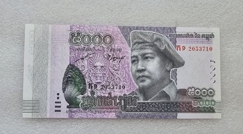 Банкнота  5000 риелей  2015г. Камбоджа.  Колесница у барельефа, состояние UNC - Мир монет