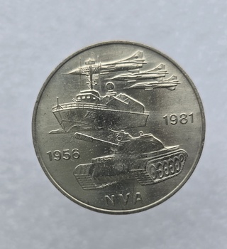 10 марок 1981г. ГДР. 25 лет Армии ГДР , мешковая. - Мир монет