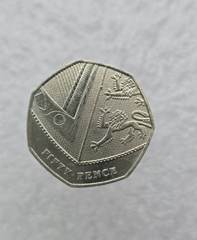 Великобритания.  50 пенни  2012 г. Елизавета II , Флаг,  мешковая. - Мир монет